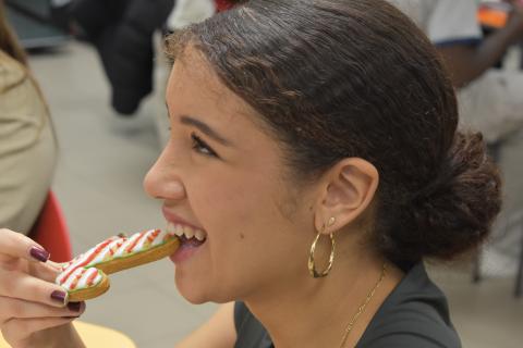 Mézeskalács-elefánt és háromszemű Mikulás az egyetem adventi programján